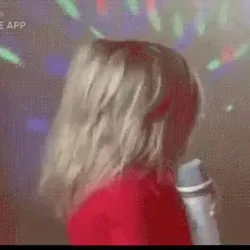 Ася поёт, играет и рефлексирует 🎧